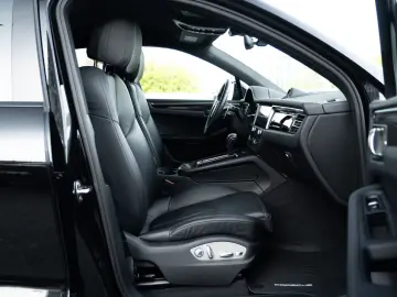 Macan Basis LED Keyless Car Play