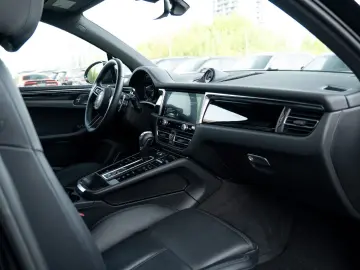 Macan Basis LED Keyless Car Play