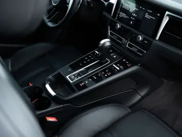 Macan Basis LED Keyless Car Play