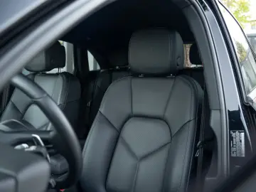 Macan Basis LED Keyless Car Play