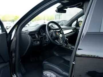 Macan Basis LED Keyless Car Play