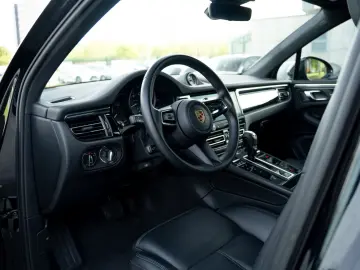 Macan Basis LED Keyless Car Play