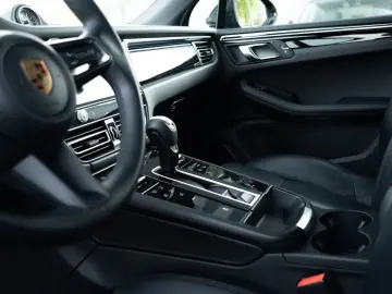 Macan Basis LED Keyless Car Play