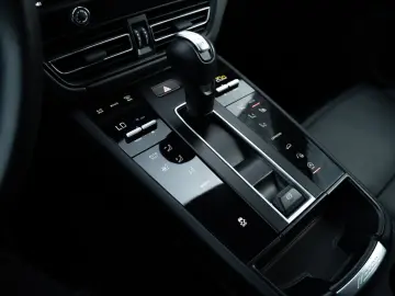 Macan Basis LED Keyless Car Play