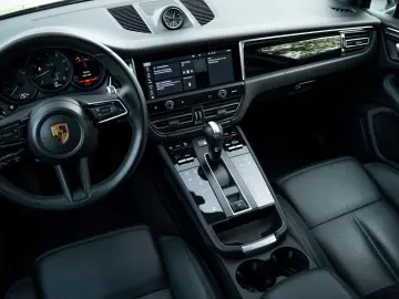 Macan Basis LED Keyless Car Play