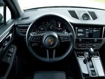 Macan Basis LED Keyless Car Play