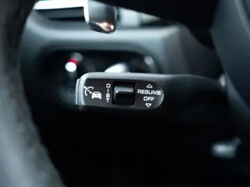 Macan Basis LED Keyless Car Play