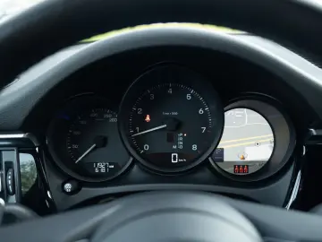 Macan Basis LED Keyless Car Play