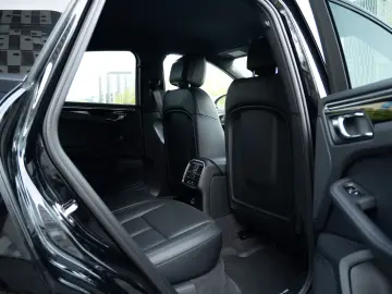 Macan Basis LED Keyless Car Play