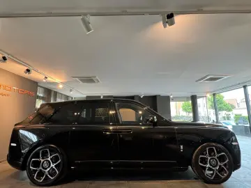 ROLLS ROYCE Cullinan Black Badge BESPOKE AUDIO STARLIGHT