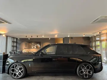 ROLLS ROYCE Cullinan Black Badge BESPOKE AUDIO STARLIGHT