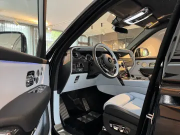 ROLLS ROYCE Cullinan Black Badge BESPOKE AUDIO STARLIGHT