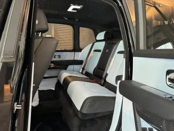 ROLLS ROYCE Cullinan Black Badge BESPOKE AUDIO STARLIGHT