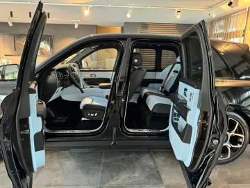 ROLLS ROYCE Cullinan Black Badge BESPOKE AUDIO STARLIGHT