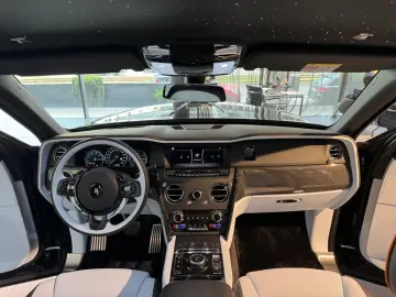 ROLLS ROYCE Cullinan Black Badge BESPOKE AUDIO STARLIGHT
