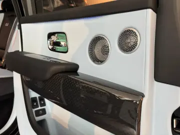 ROLLS ROYCE Cullinan Black Badge BESPOKE AUDIO STARLIGHT