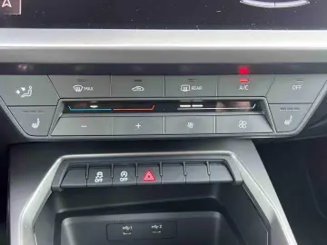 AUDI A3 1.5 TSI S-Line S-tronic  Navi  ACC  SHZ  App