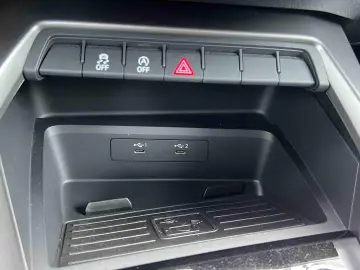 AUDI A3 1.5 TSI S-Line S-tronic  Navi  ACC  SHZ  App