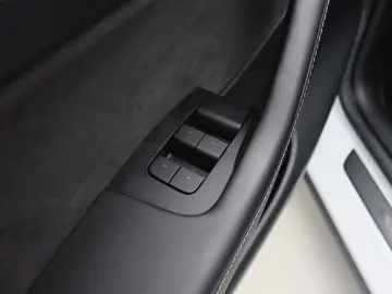 TESLA Model Y Standard RWD Plus 351pk [ LFP ACCU AUTOP