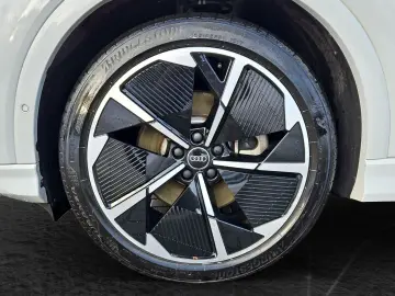 AUDI Q4 e-tron 45 S line AHK Navi Pano Matrix SONOS 2