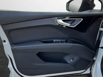 AUDI Q4 e-tron 45 S line AHK Navi Pano Matrix SONOS 2