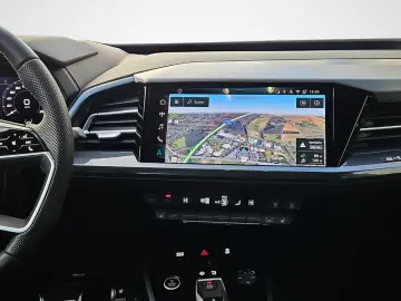 AUDI Q4 e-tron 45 S line AHK Navi Pano Matrix SONOS 2