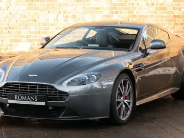 Aston Martin DB8