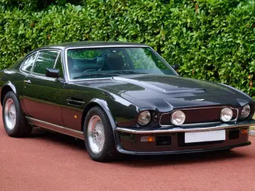 Aston Martin DB8