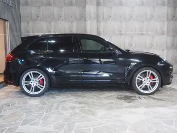 PORSCHE Cayenne Turbo S